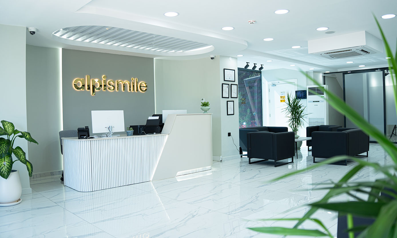 Alpi Diş Antalya — modern klinik resepsiyon ve bekleme alanı